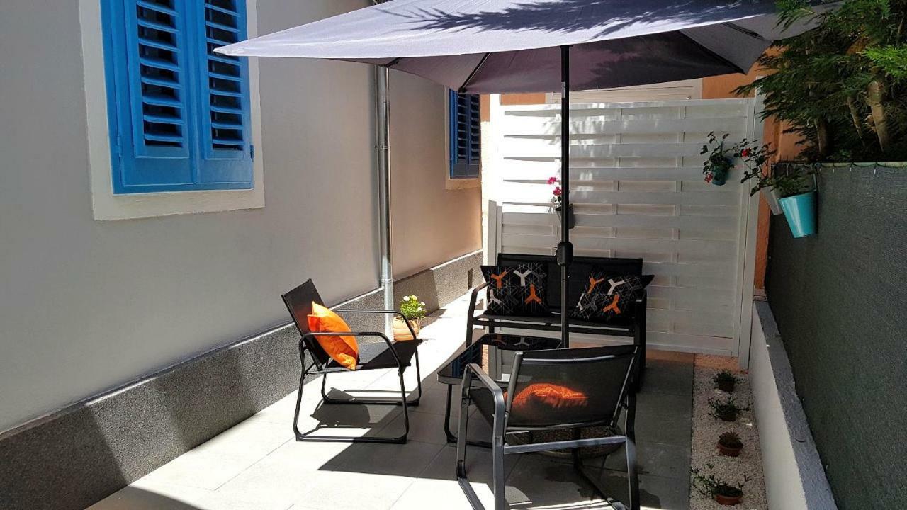 Holiday Home Blue Door In Pula Exterior photo
